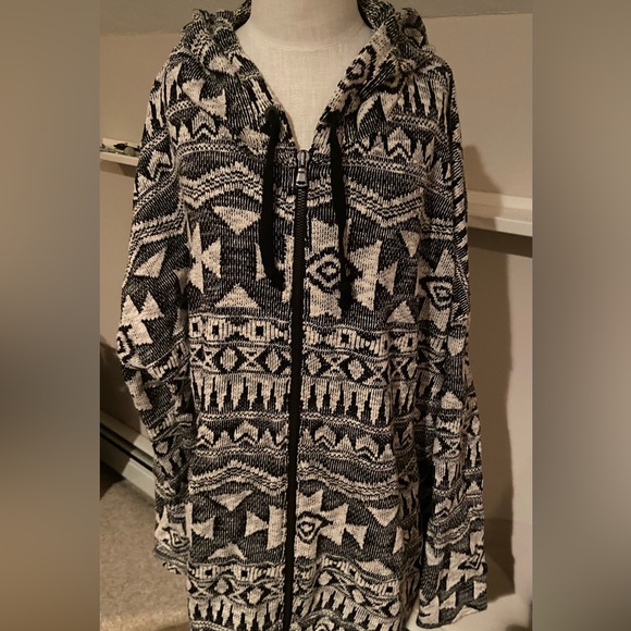 American Eagle Outfitters Tops - American Eagle Outfitters Black and White Knit Hoodie